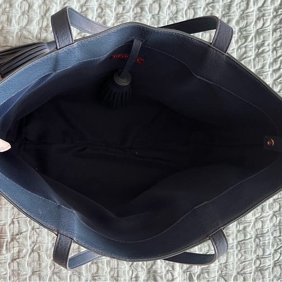 NEW MERONA NAVY HANDBAG!!! $15 - Picture 2 of 2